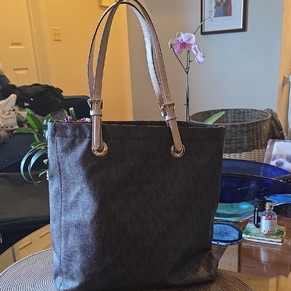 Michael Kors Signature Leather Jet Set Tote Brown Shoulder Bag. A-6.